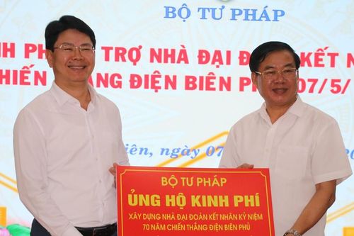 Bộ Tư pháp trao 250 triệu đồng ủng hộ xây nhà Đại đoàn kết tại Điện Biên