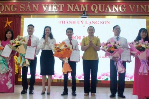TP Lạng Sơn công bố các quyết định về công tác cán bộ