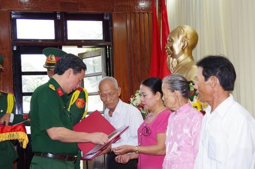 Bàn giao di vật, kỷ vật của liệt sĩ cho thân nhân, gia đình tại Quảng Nam