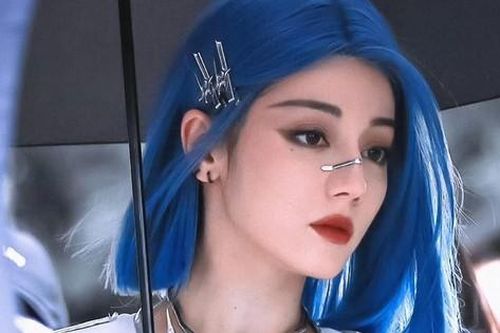Địch Lệ Nhiệt Ba làm bùng nổ mạng xã hội