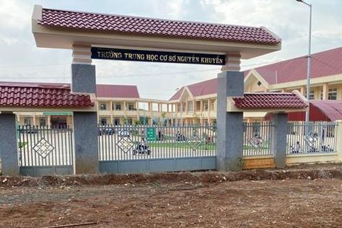Cổng trường khang trang khóa im lìm, giáo viên, học sinh lòng vòng đi cổng phụ