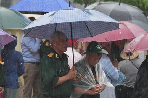 Người dân đội mưa chờ xem diễu binh, diễu hành Kỷ niệm 70 năm Chiến thắng Điện Biên Phủ