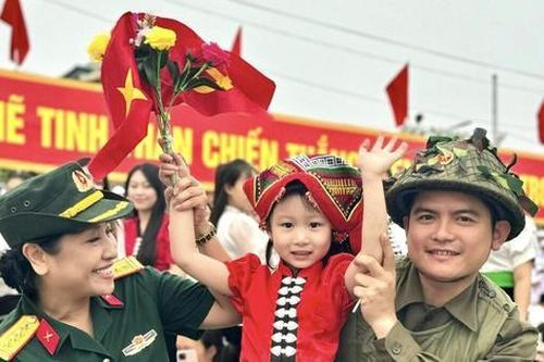 'Em bé tượng đài' nổi khắp mạng xã hội sau Lễ diễu binh, diễu hành kỷ niệm 70 năm chiến thắng Điện Biên Phủ