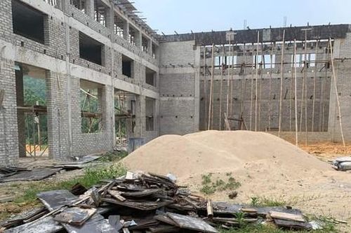 Nhà thầu 'mất tích', công trình cấp thiết cho học sinh miền núi ngổn ngang