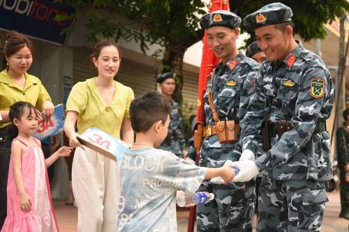 Ấm áp tình người Điện Biên trong những ngày tháng 5 lịch sử