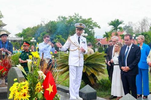 Bộ trưởng Quân đội Pháp thăm mộ các anh hùng hy sinh trong chiến dịch Điện Biên Phủ