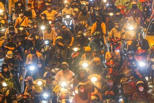 Mưa lớn đúng giờ tan tầm, người Hà Nội chật vật vượt ùn tắc 'tìm đường' về nhà