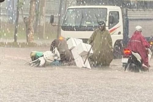 Hàng loạt nhà tốc mái, đường ngập ngang người sau mưa lớn ở TP Biên Hòa