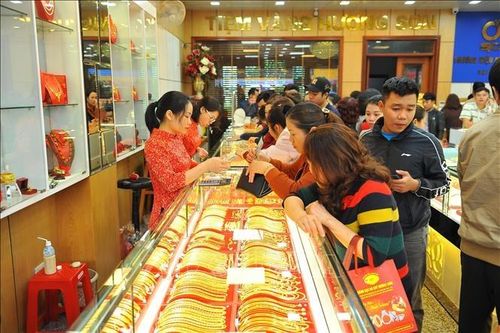 Chuyên gia nói gì về đề xuất bắt buộc không dùng tiền mặt khi mua bán vàng?