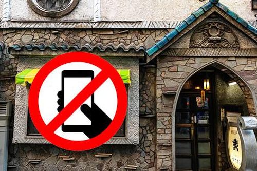 Quán cà phê tất cả ghế đều quay về một hướng, khách quen 60 năm vẫn đến uống