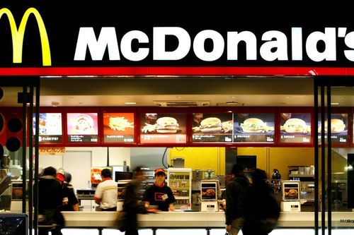 Bị phản ứng dữ dội vì 'đu trend' phản cảm, McDonald's Việt Nam lập tức xin lỗi
