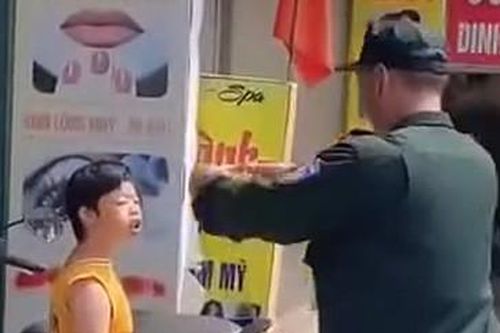 Xúc động hình ảnh chiến sĩ cảnh sát cơ động tặng còi cho cháu bé bên đường