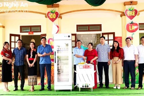 Ban Nội chính Tỉnh ủy trao quà tại Trường Mầm non xã Diên Lãm huyện Quỳ Châu