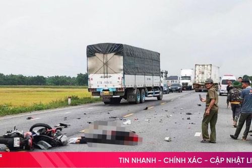 Xe máy va chạm ô tô, 1 người tử vong thương tâm