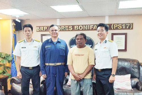 Vùng 4 Hải quân: Bàn giao ngư dân bị nạn cho tàu tuần tiễu Philippines