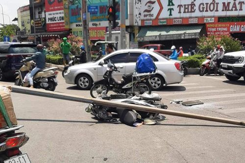 TP Hồ Chí Minh: Trụ đèn chiếu sáng trên cầu vượt rơi trúng người đi đường