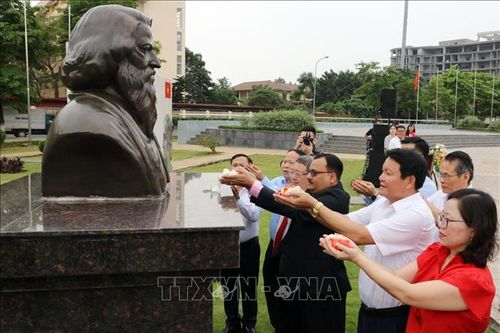 Dâng hoa kỷ niệm 163 năm ngày sinh Đại thi hào Rabindranath Tagore
