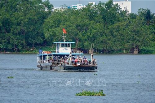 Người dân bức xúc khi bến đò ngang Cần Thơ - Vĩnh Long lúc hoạt động, lúc dừng