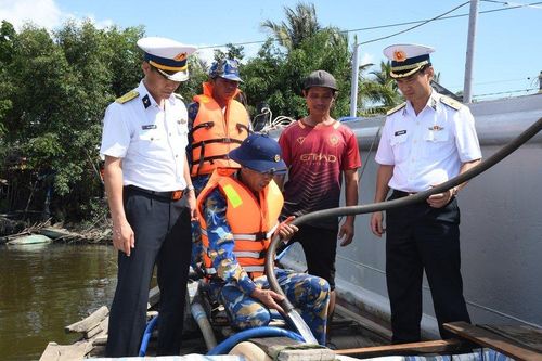 Vùng 5 Hải quân giúp người dân vùng hạn hán ở Cà Mau