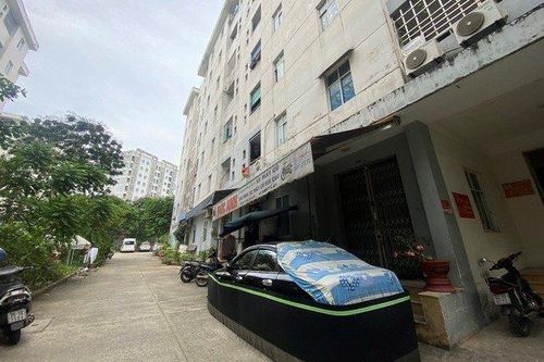 Một học sinh rơi từ tầng 6 xuống đất sau khi nhắn tin cho mẹ