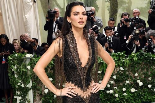 Nhà Kardashian - Jenner tại Met Gala 2024: Cô chị ấn tượng bao nhiêu, 2 cô em ngược lại
