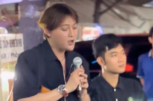 Em trai nuôi Phi Nhung bị bắt gặp hát ở vỉa hè, lý do khiến ai nấy đều cảm phục