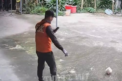 Giao hàng không gặp chủ nhà, shipper bức xúc ném hàng xuống đất và kết quả bất ngờ