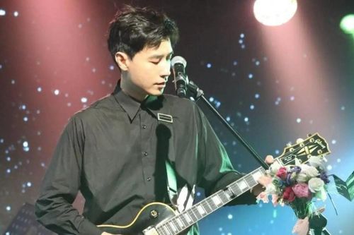 Nam ca sĩ Hàn Quốc hẹn hò bạn gái người Việt Nam kém 12 tuổi