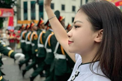 Nữ ca sĩ gây sốt vì tiết mục đặc biệt tại buổi diễu hành kỷ niệm 70 năm Chiến thắng Điện Biên Phủ