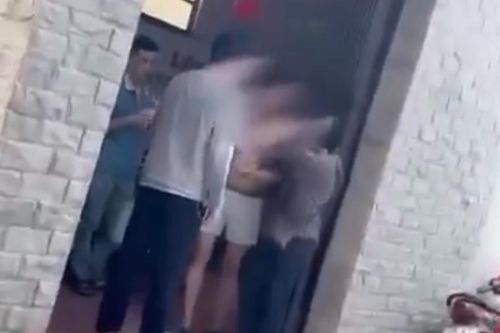 Đến nhà bạn trai đập cửa yêu cầu gặp mặt, phản ứng của phụ huynh khiến cô gái bất ngờ