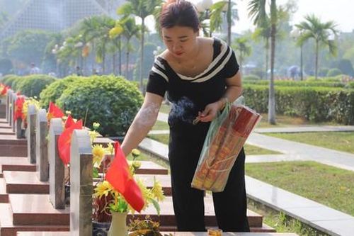 Thầm lặng 'canh giấc ngủ' cho liệt sĩ ở Nghĩa trang A1