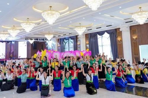 Xác lập Kỷ lục 'Màn đồng diễn múa Xòe Thái diễn ra tại nhiều địa điểm nhất'