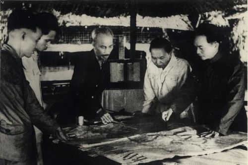 Vang mãi niềm tự hào Chiến thắng Điện Biên Phủ 'lừng lẫy năm châu, chấn động địa cầu'