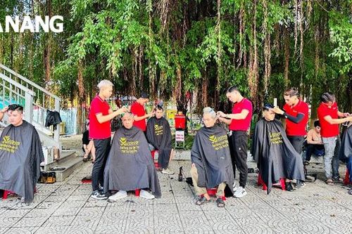 Cắt tóc 'đổi' lấy nụ cười