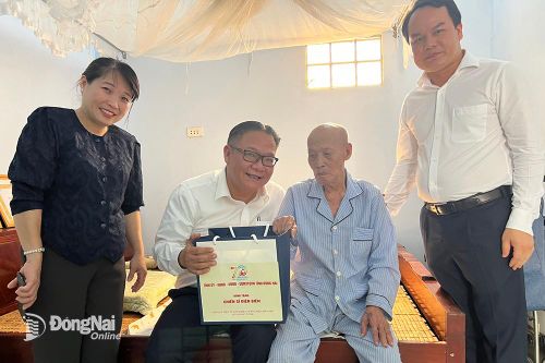 Thăm, tặng quà các chiến sĩ Điện Biên tại huyện Trảng Bom