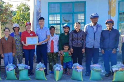 Tặng 646 suất quà cho đồng bào nghèo và học sinh khó khăn tại xã Đak Rong