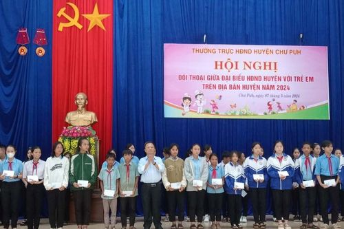 Đại biểu HĐND huyện Chư Pưh đối thoại với trẻ em