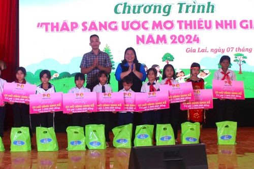 Chương trình 'Thắp sáng ước mơ thiếu nhi Gia Lai' tại xã Ia Lang