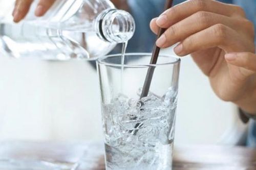 Uống nước đá giải nhiệt nắng nóng cần thận sinh nhiều bệnh