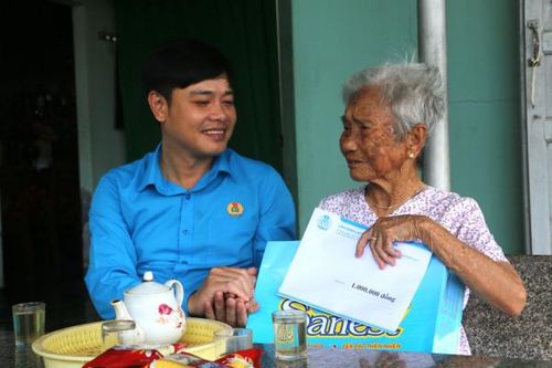 Liên đoàn Lao động tỉnh thăm, tặng quà 10 mẹ Việt Nam Anh hùng và 8 đoàn viên là con liệt sĩ