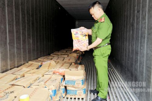 Tiêu hủy 28.800 chiếc xúc xích thành phẩm không rõ nguồn gốc