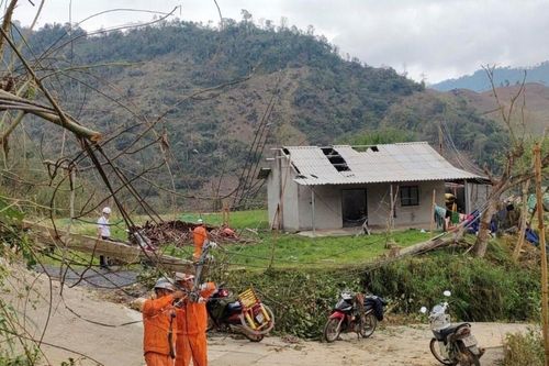 Điện lực Bảo Thắng khẩn trương khắc phục hậu quả mưa dông