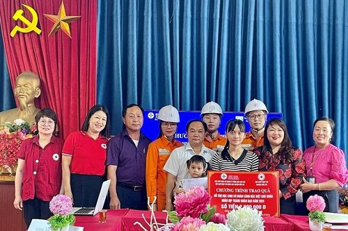 Chi hội Chữ thập đỏ Điện lực Bắc Hà hỗ trợ học sinh có hoàn cảnh khó khăn