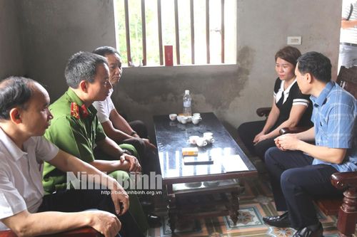 Thăm, tặng quà gia đình nạn nhân tai nạn giao thông