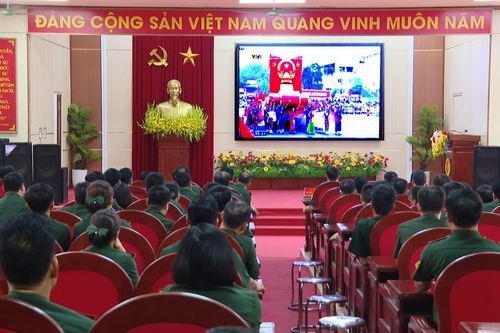 Cán bộ, chiến sĩ Bộ CHQS tỉnh xem truyền hình trực tiếp Lễ kỷ niệm 70 năm Chiến thắng Điện Biên Phủ