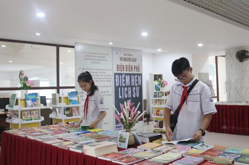 Trưng bày gần 500 tư liệu chào mừng kỷ niệm 70 năm Chiến thắng Điện Biên Phủ