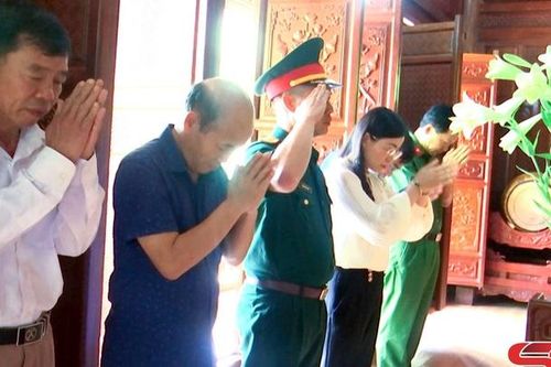 Dâng hương tại Đền thờ Đại tướng Võ Nguyên Giáp nhân dịp kỷ niệm 70 năm Chiến thắng Điện Biên Phủ