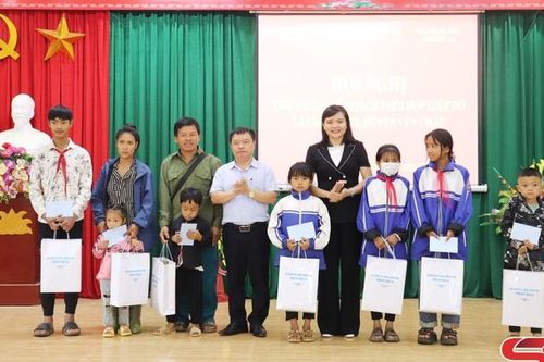 Ủy ban Kiểm tra Tỉnh ủy giúp đỡ xã Chiềng On