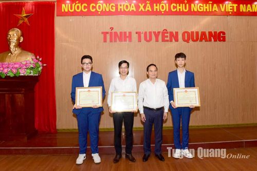 Gặp mặt giáo viên, học sinh tham dự Hội thi khoa học kỹ thuật quốc tế năm 2024