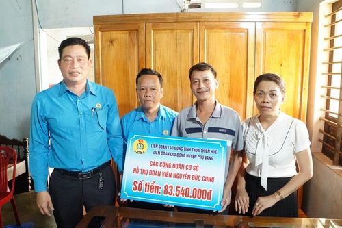 Trao gần 100 triệu đồng hỗ trợ đoàn viên khó khăn